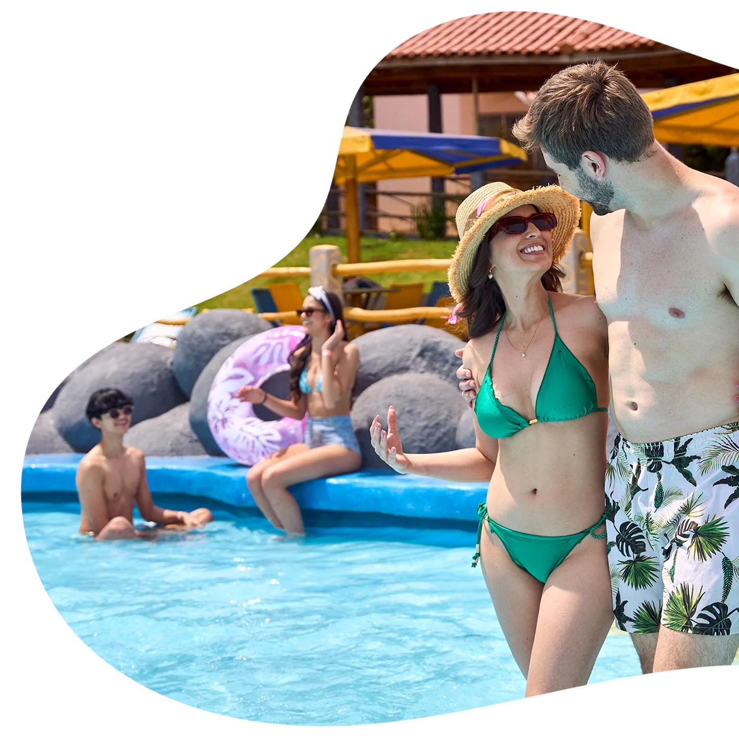 Casal aproveitando a piscina e os espaços do parque